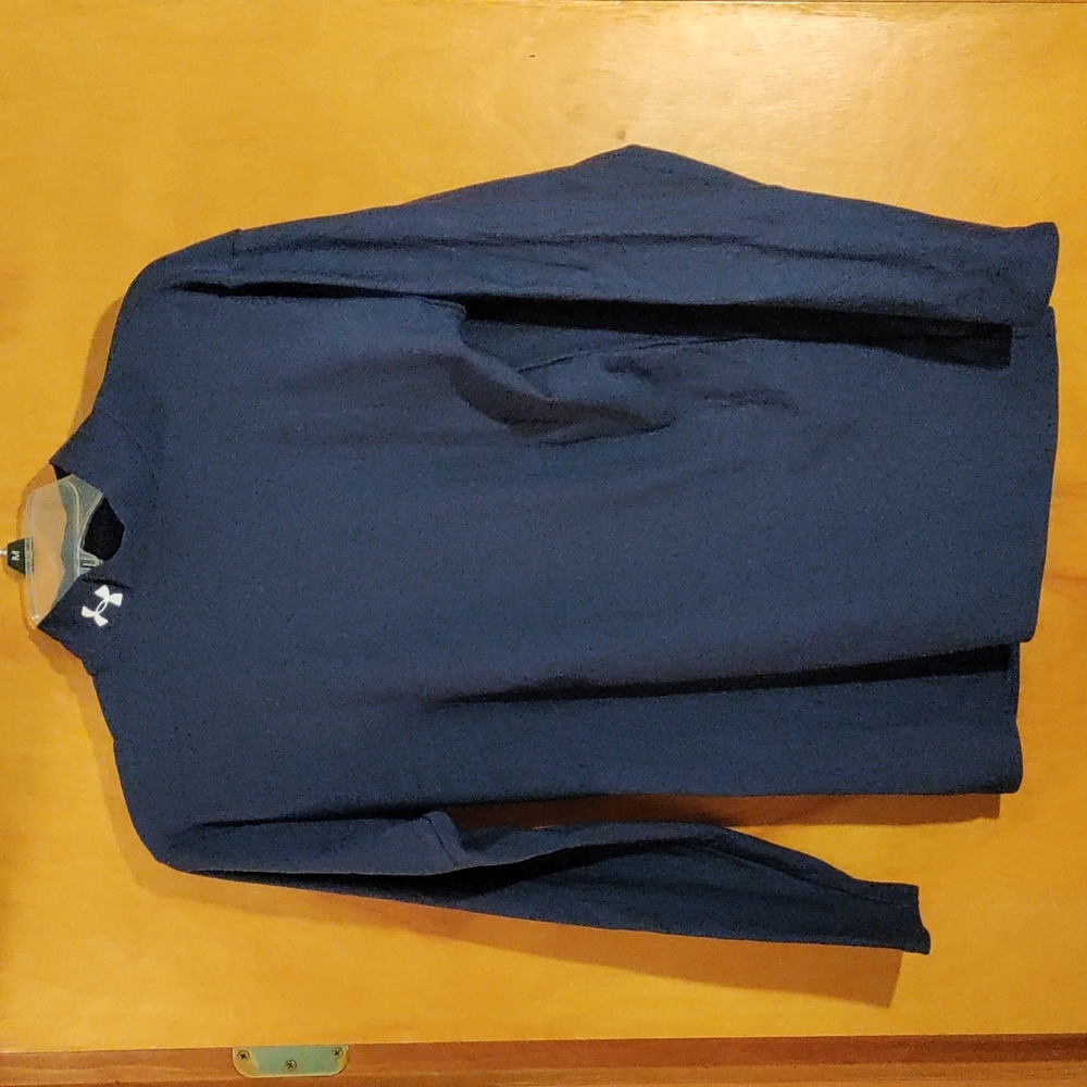 ✨Under Armor woman size large long sleeve blue shirt